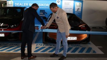 BMW Sikora otwarło w Galerii Libero stację ładowania samochodów elektrycznych