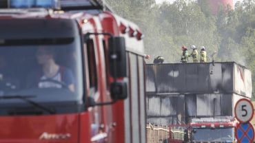 Pożar hali z wrakami samochodów w Radzionkowie