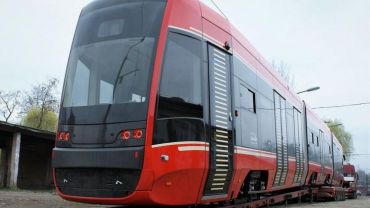 Katowice: do zajezdni dotarł ostatni nowy tramwaj PESY. Zdjęcia z rozładunku