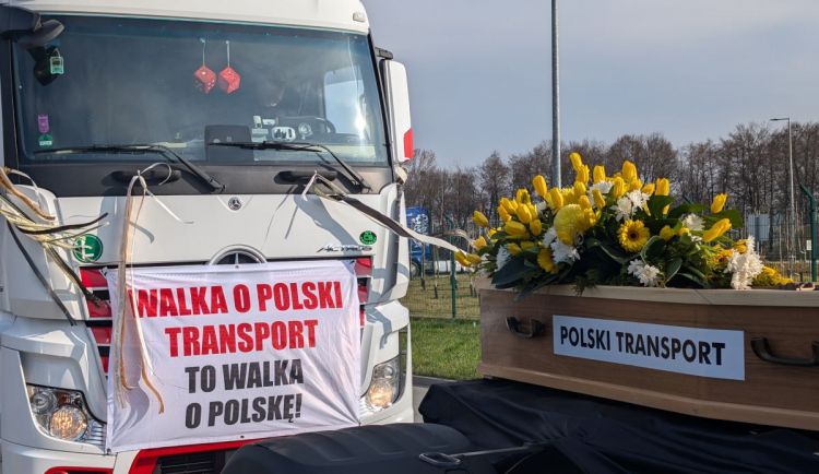 Protest transportowców w Gorzyczkach. Trumny, transparenty i dziesiątki tirów [GALERIA]