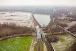 Nowy most kolejowy nad Wisłą gotowy. Pociągi już jeżdżą, 