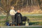Częstochowa: fryzjerka obcinała w parku, Facebook