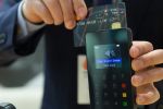 Karty kredytowe online czy debetowe? Zwykłe karty płatnicze vs te z limitem kredytowym, 