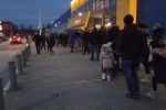 Ikea Katowice sprawdza certyfikaty covidowe. Tłumy czekały na wejście do sklepu, Uwaga Janusz/Youtube