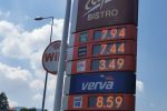 Zbiorowa „awaria” na stacji paliw w Bielsku-Białej. Kierowcy: auta padają na widok cen na pylonie, Radio Bielsko